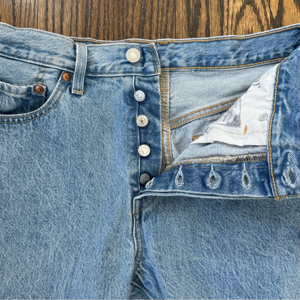 Levi’s 501 Original Straight Leg Jeans in Light Wash - Size 28 - Picture 4 of 7